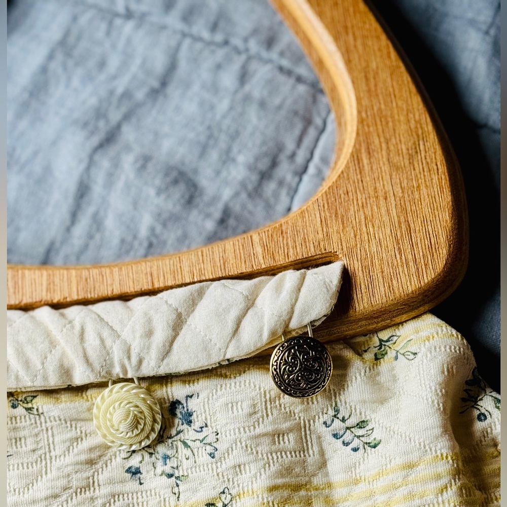 Cream and Yellow Vintage Shoulder Bag with Wooden Handle - Picture 4 of 9